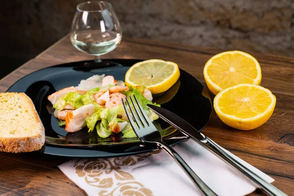 Composição Salada Frutos Mar Com Camarões Surimi Com Talheres Copo — Fotografia de Stock