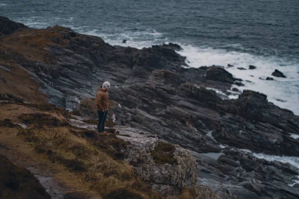 Ένας Άνθρωπος Περπατά Κατά Μήκος Της Ακτής Της Θάλασσας — Φωτογραφία Αρχείου