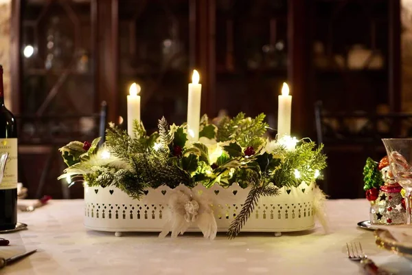 Schöne Hochzeitstafel Mit Kerzen Und Blumen — Stockfoto