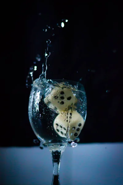 Vaso Agua Con Cubos Dados Sobre Fondo Negro —  Fotos de Stock