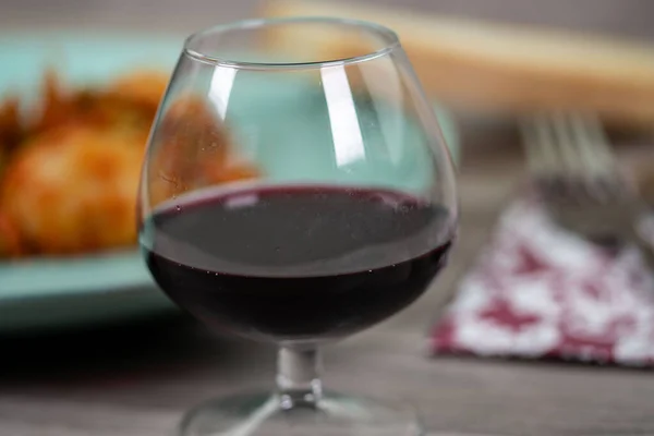 配豌豆的乌贼和红葡萄酒杯的细节 — 图库照片