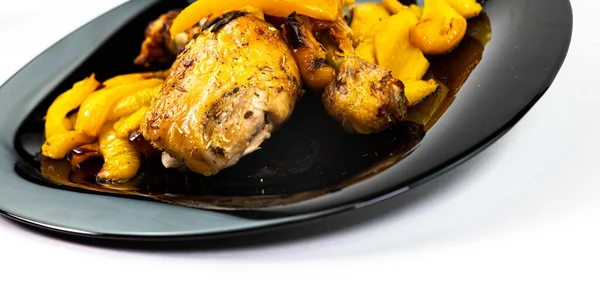 Huhn Mit Gelben Paprika Auf Schwarzem Teller Weißen Hintergrund — Stockfoto