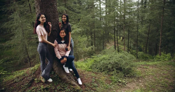 Jugendgruppe Mit Freunden Wald — Stockfoto