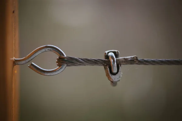 Närbild Trädörr Med Kedja — Stockfoto