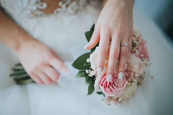 Sposa Sposo Con Mano Mazzo Fiori — Foto Stock