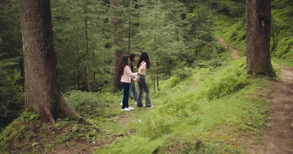 Jugendgruppe Mit Freunden Wald — Stockfoto