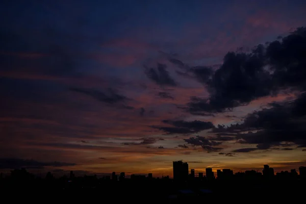 美丽的夕阳笼罩着城市 — 图库照片