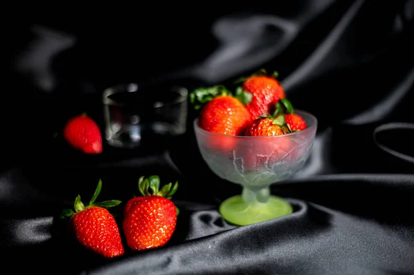 Tasse Reife Erdbeeren Auf Schwarzem Satinstoff Hintergrund — Stockfoto