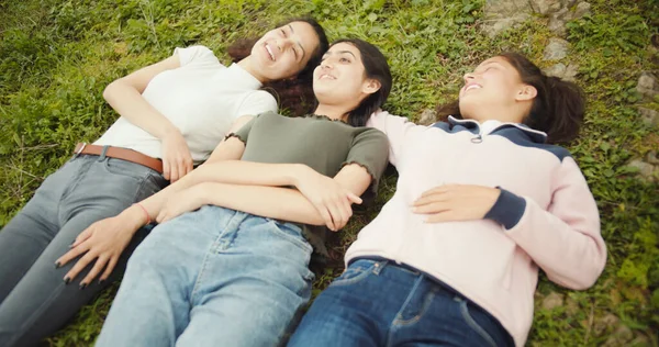 Grupp Vänner Som Ligger Gräset Tillsammans Parken — Stockfoto