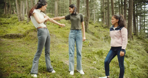 Grup Arkadaşıyla Parkta Birlikte Eğleniyor — Stok fotoğraf