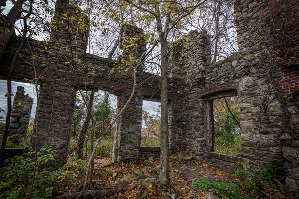 城市中被遗弃的古堡 — 图库照片