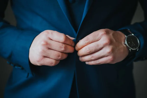 Takım Elbiseli Kravatlı Bir Adamına Yaklaş — Stok fotoğraf