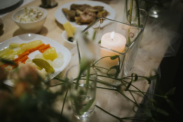 Table Mariage Avec Des Bougies Des Fleurs — Photo