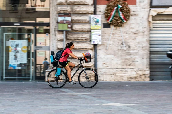 Terni Italien August 2021 Fahrradschwenkende Frau — Stockfoto
