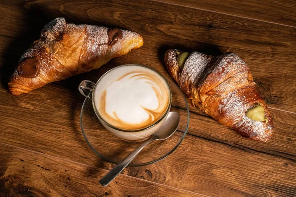 Édes Croissant Krém Cappuccino Egy Felületen — Stock Fotó