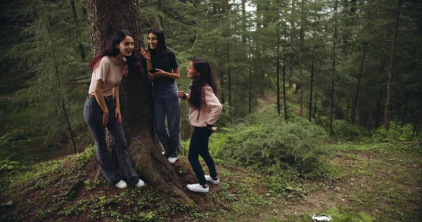 森林里的青少年朋友圈 — 图库照片