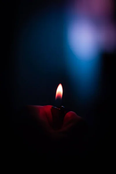 Bougie Dans Les Mains Une Femme Dans Une Pièce Sombre — Photo