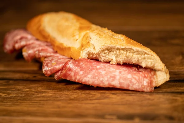 Sandwich Dengan Salami Dan Sayuran Permukaan Kayu — Stok Foto