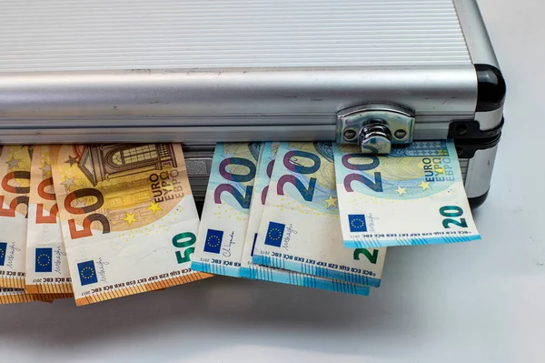 Und Euro Banknoten Auf Aluminium Aktentasche Auf Weißem Hintergrund — Stockfoto