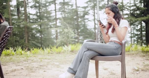 Fille Aide Smartphone Dans Forêt — Video