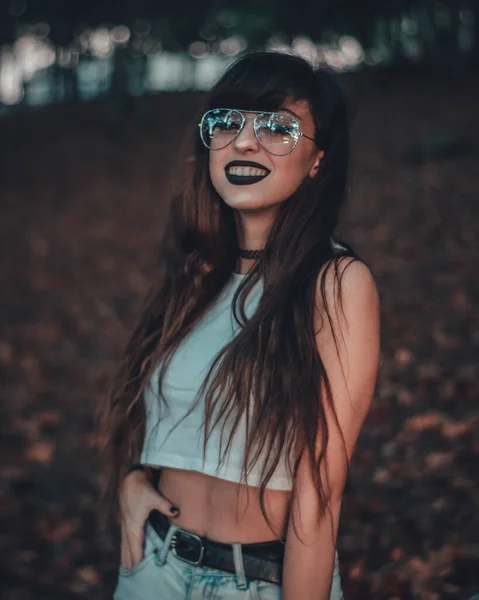 Schöne Junge Frau Mit Langen Haaren Sonnenbrille Und Hut Posiert — Stockfoto
