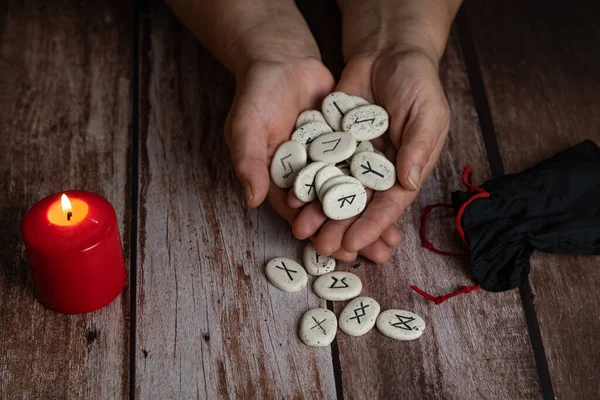 Mains Femme Enseignant Des Pierres Rune Avec Des Symboles Noirs — Photo