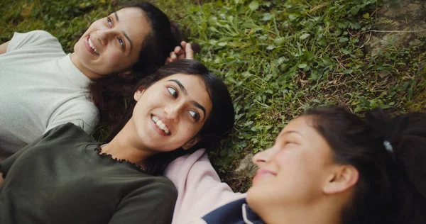 Grupo Amigos Que Pasan Tiempo Parque —  Fotos de Stock