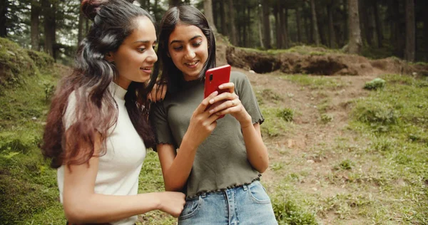 Two Young Women Friends Using Smartphone Outdoors — Stockfoto