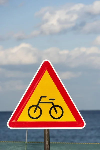 Zbliżenie Ujęcie Trasy Rowerowej Przed Drogowskazem Morskim Tłem — Zdjęcie stockowe