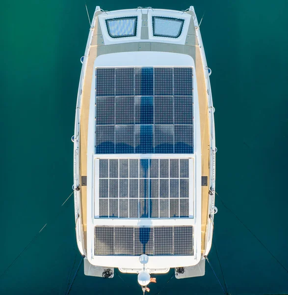 Top View Contemporary Motorboot Met Fotovoltaïsche Panelen Het Dak Afgemeerd — Stockfoto