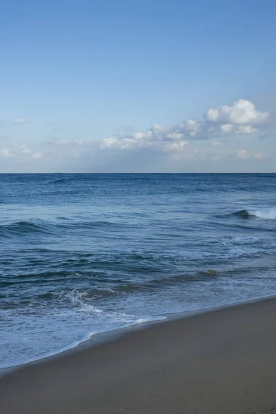 青い空の美しい海の海岸 — ストック写真