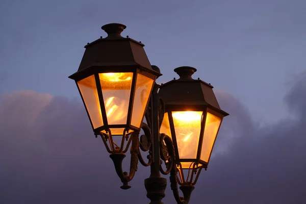 Utcai Lámpa Háttérben Régi Város — Stock Fotó
