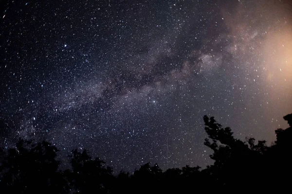 夜空に浮かぶ天の川銀河は — ストック写真