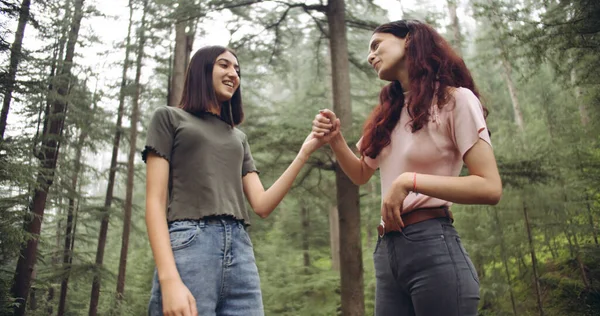Two Young Women Friends Hiking Forest — Foto de Stock