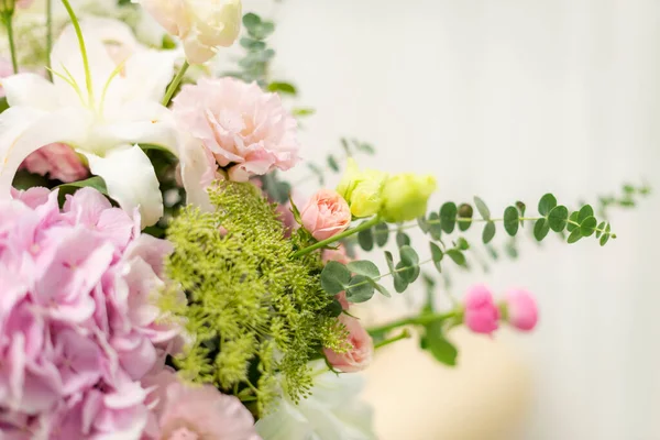 Gyönyörű Esküvői Csokor Virágokkal — Stock Fotó