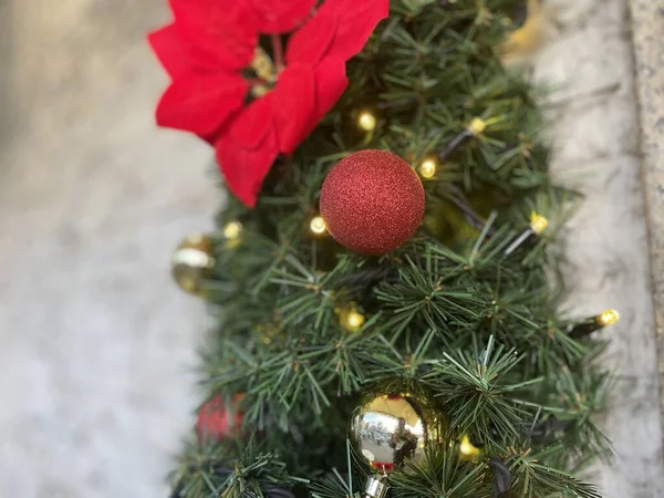Árbol Navidad Con Bolas Rojas Una Guirnalda —  Fotos de Stock