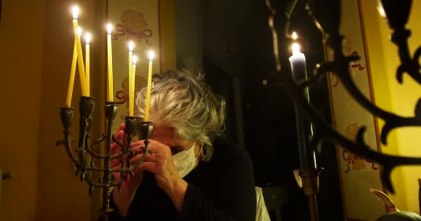 Uma Mulher Sênior Judaica Realizando Rituais Uma Mesa Com Velas — Vídeo de Stock