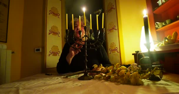 Еврейская Старшая Женщина Исполняющая Ритуалы Столом Свечами — стоковое видео