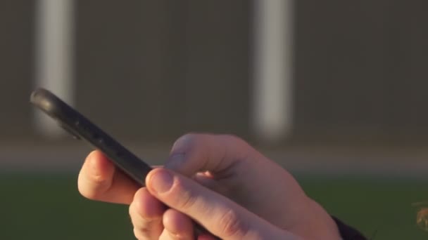 Close Beelden Van Een Mooie Brunette Vrouw Met Een Smartphone — Stockvideo