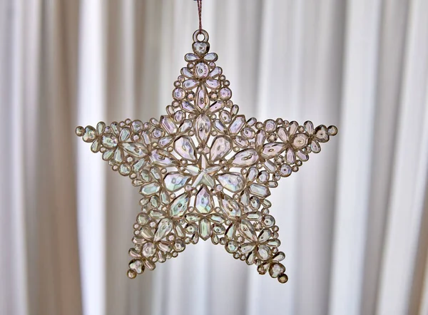 白い背景に金色の星のクリスマスの装飾 — ストック写真
