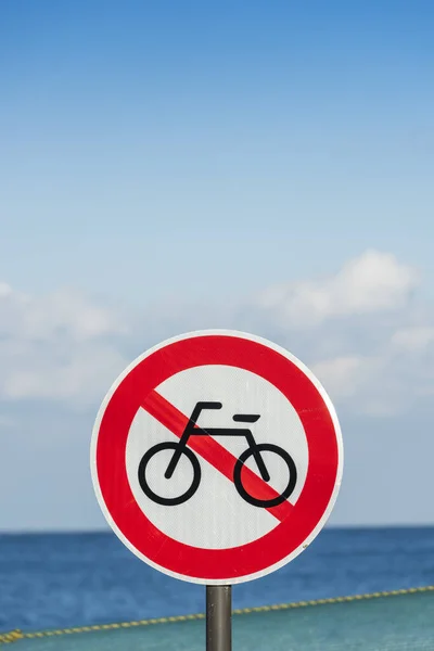 Primer Plano Signo Zona Sin Bicicletas Con Mar Como Fondo — Foto de Stock