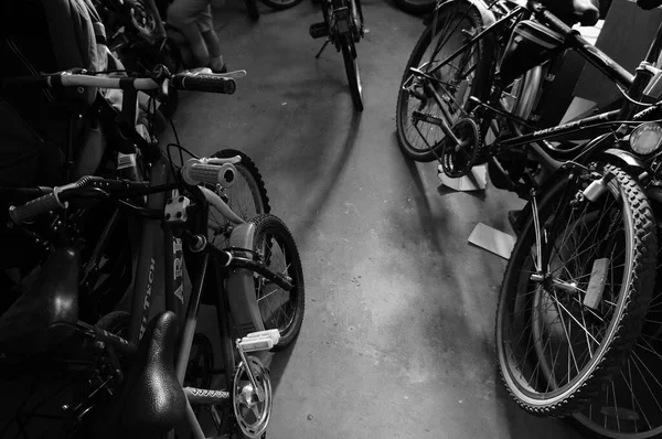 Photo Noir Blanc Vélo Garé Dans Rue — Photo