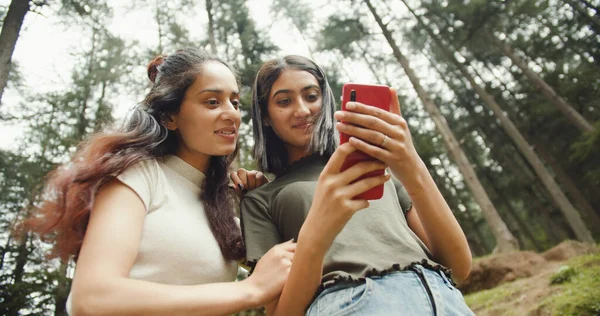 Deux Jeunes Femmes Prenant Selfie Avec Smartphone Forêt — Photo