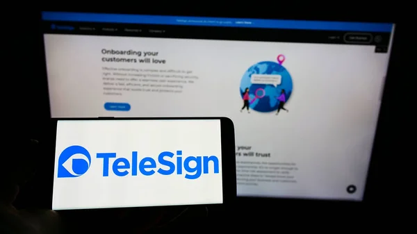 Logo Auf Smartphone Bildschirm Mit Webseite Sichtbar — Stockfoto