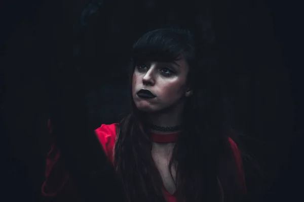 Retrato Uma Bela Jovem Com Cabelo Vermelho Vestido Preto Fundo — Fotografia de Stock