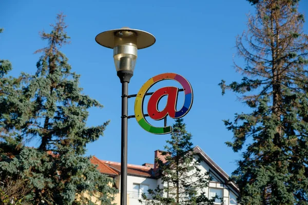 Straßenschild Mit Einem Schönen Grünen Und Blauen Himmel — Stockfoto