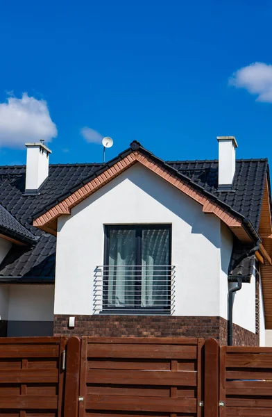 青い空の家の屋根 — ストック写真