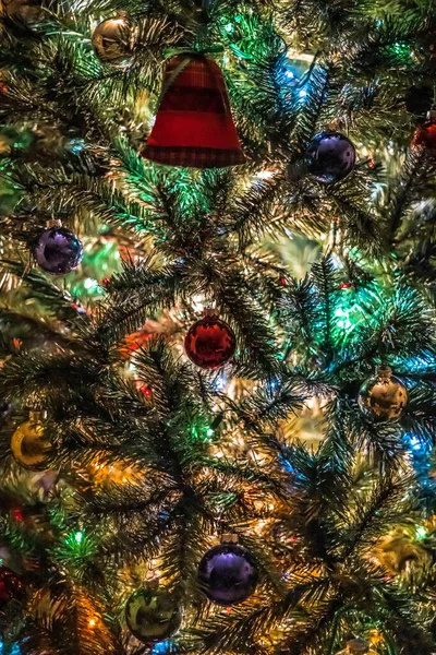 Árbol Navidad Con Pelotas Juguetes —  Fotos de Stock