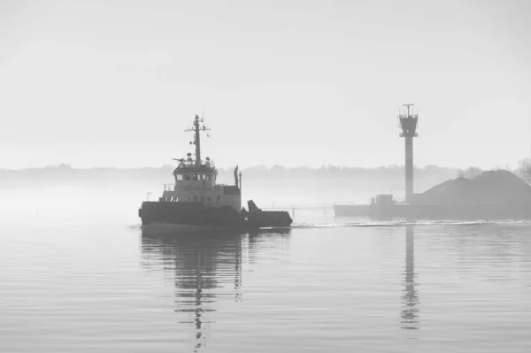 Schwarz Weiß Foto Eines Bootes Auf Dem Meer — Stockfoto