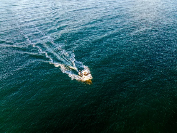 Vysokoúhlé Drone Pohled Rychlý Člun Plovoucí Vlnící Moře Stříkající Čistou — Stock fotografie